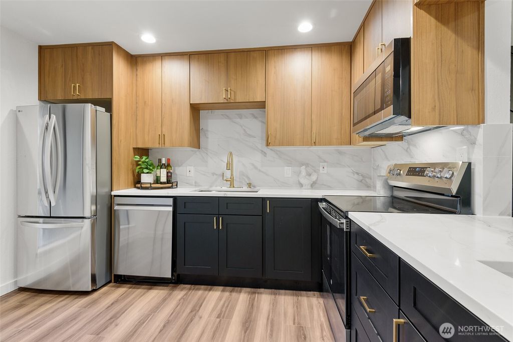 Photo of 10305 NE 16th Street #I6, Bellevue, WA 98004 (MLS # 2402560)