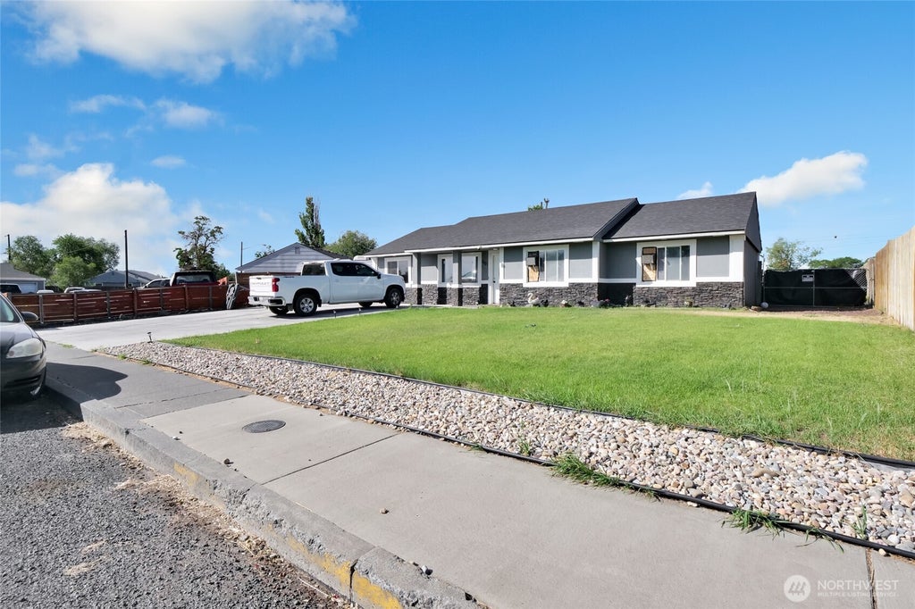 Photo of 1101 Arnold Drive, Moses Lake, WA 98837 (MLS # 2544124)