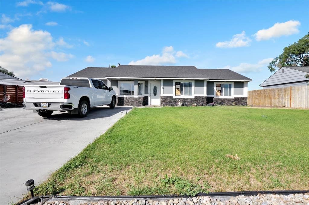 Photo of 1101 Arnold Drive, Moses Lake, WA 98837 (MLS # 2544124)