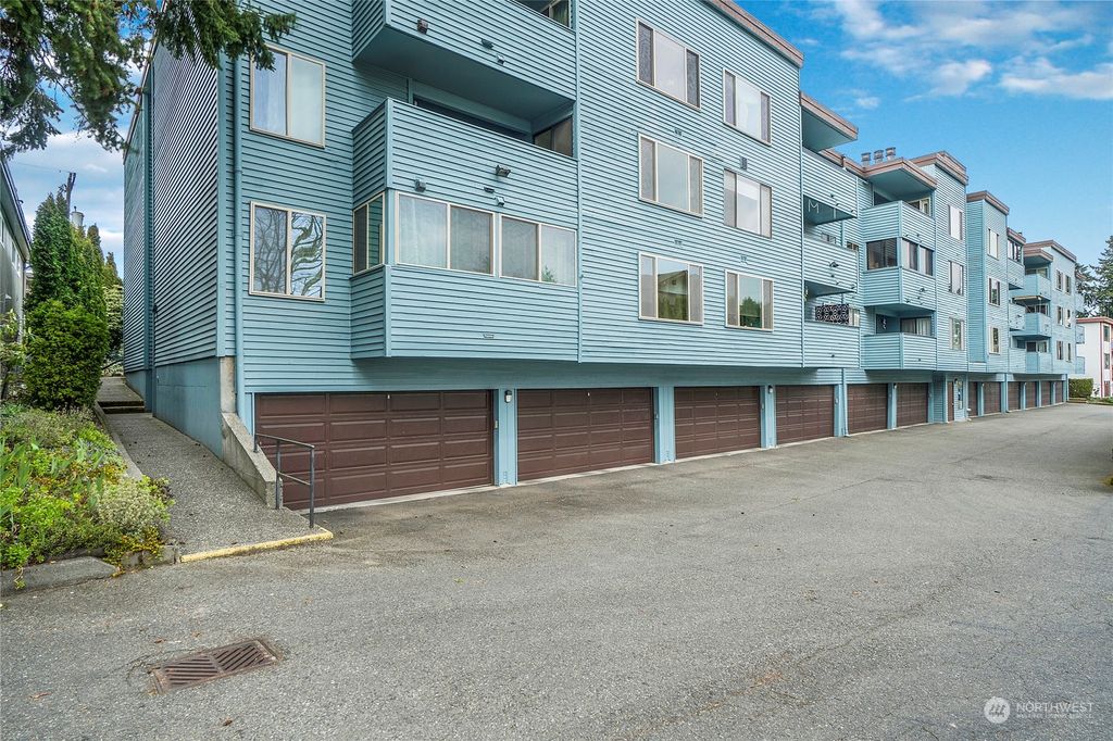 Photo of 233 SW 154th Street #309, Burien, WA 98166 (MLS # 2179732)