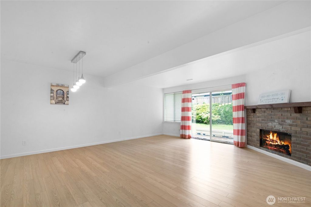 Photo of 317 SW 112th Street #303, Seattle, WA 98146 (MLS # 2526186)