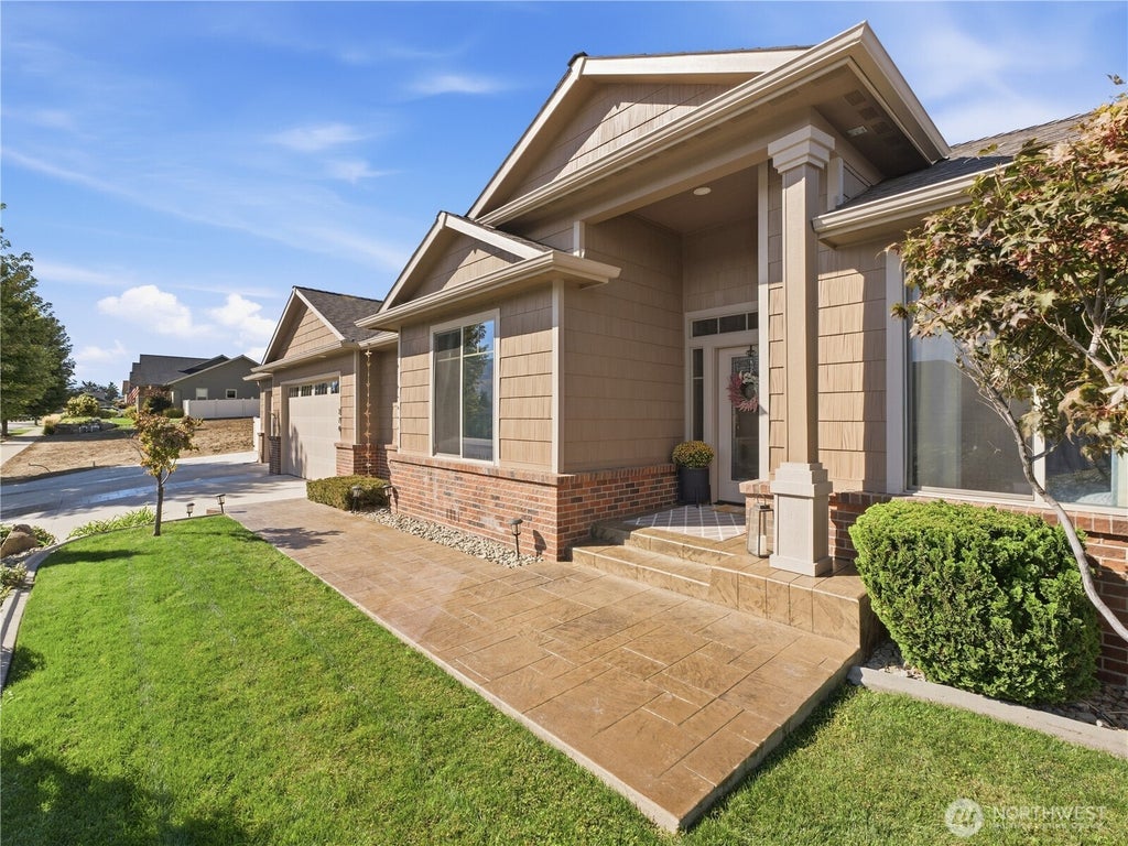 Photo of 374 Laurie Drive, Wenatchee, WA 98801 (MLS # 2584519)