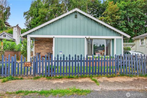 Photo of 304 Harris Street, Kelso, WA 98626 (MLS # 2406332)