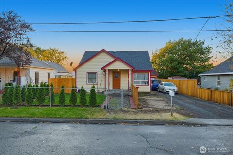 Photo of 917 Robbins Street, Milton-Freewater, OR 97862 (MLS # 2450878)
