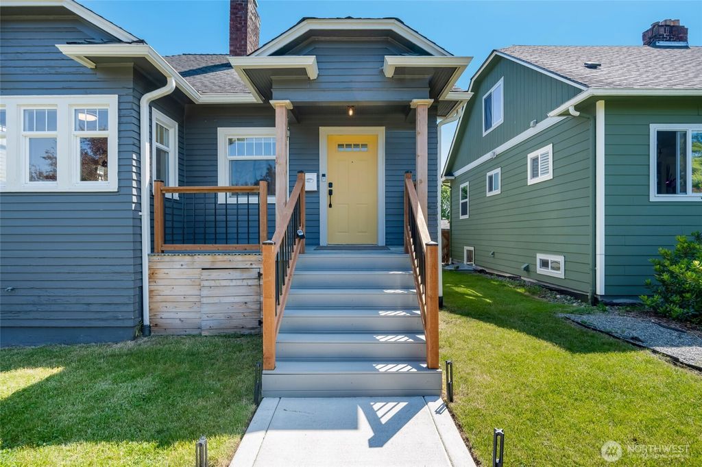 Photo of 1711 Rainier Avenue, Everett, WA 98201 (MLS # 2389549)