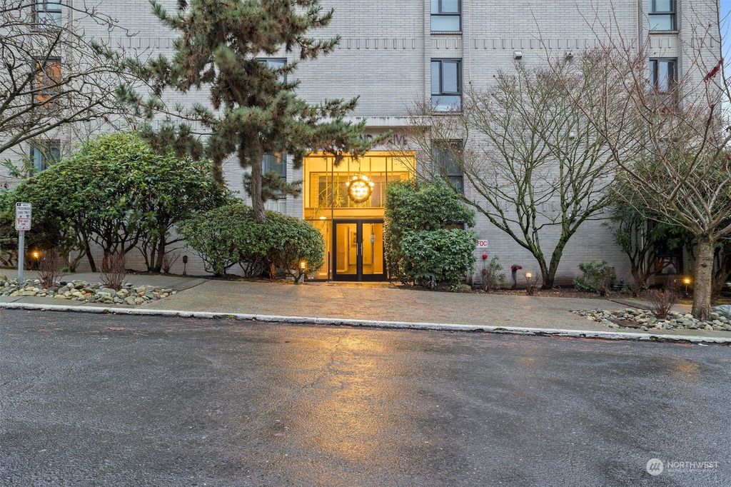 Photo of 7 Highland Drive #502, Seattle, WA 98109 (MLS # 2211618)