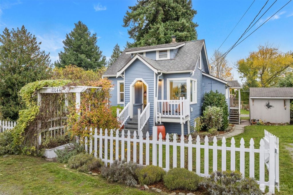 Photo of 10044 6th Avenue SW, Seattle, WA 98146 (MLS # 2179914)