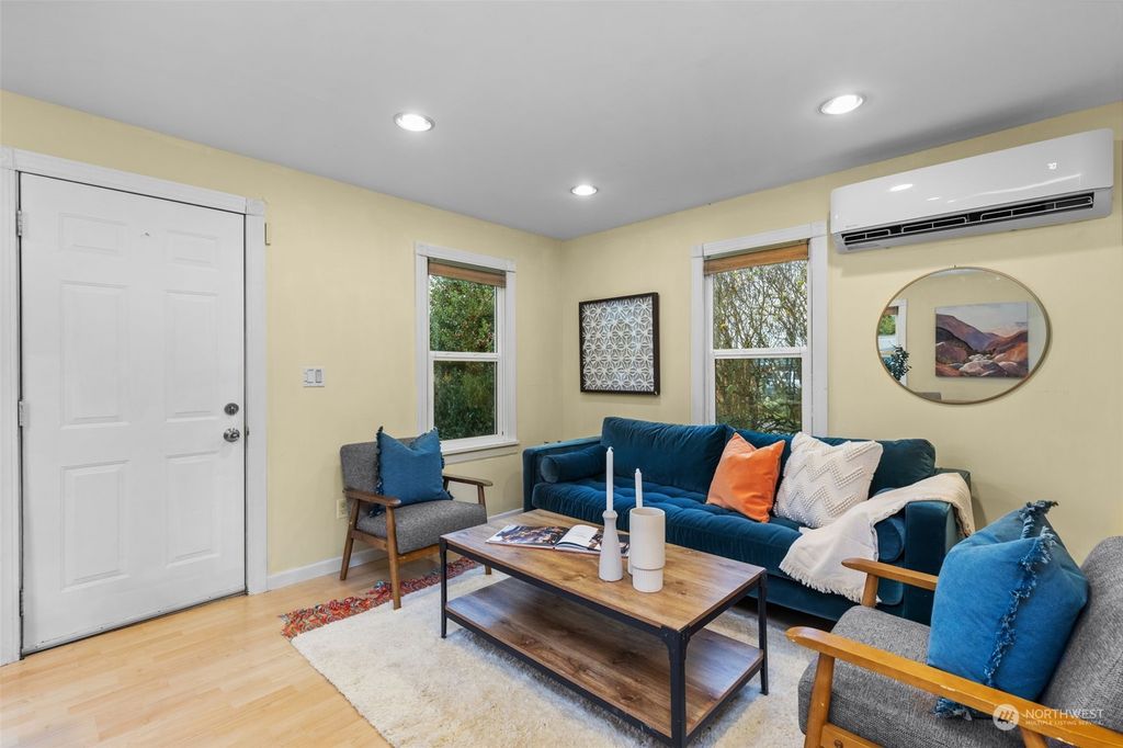 Photo of 10044 6th Avenue SW, Seattle, WA 98146 (MLS # 2179914)