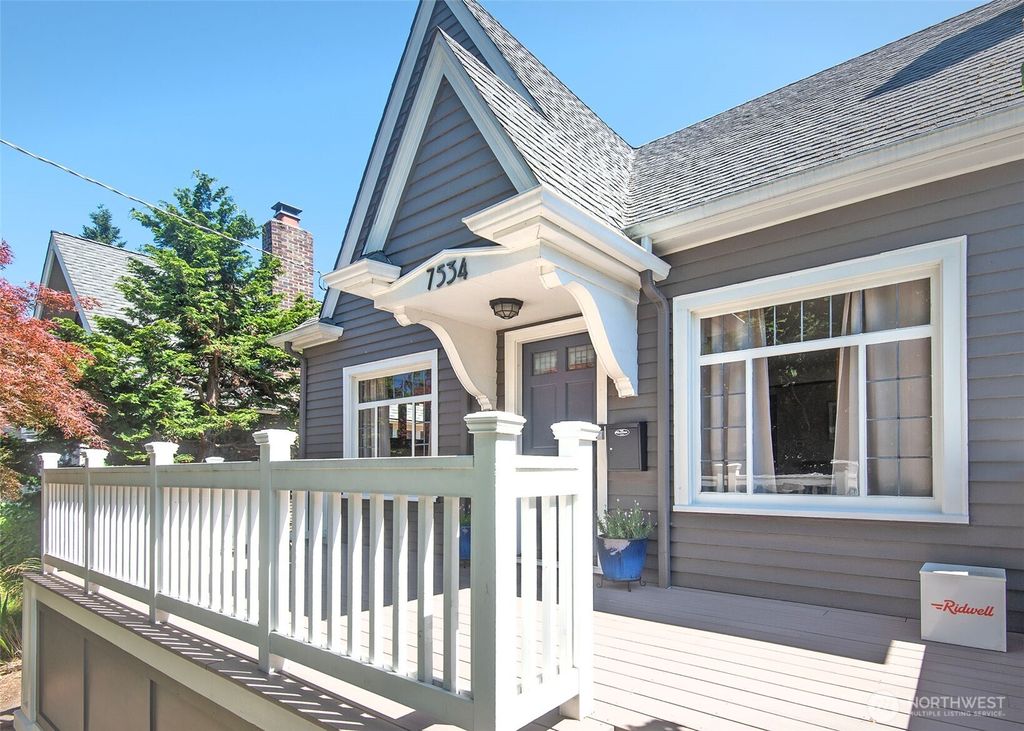 Photo of 7534 Brooklyn Avenue NE, Seattle, WA 98115 (MLS # 2405115)