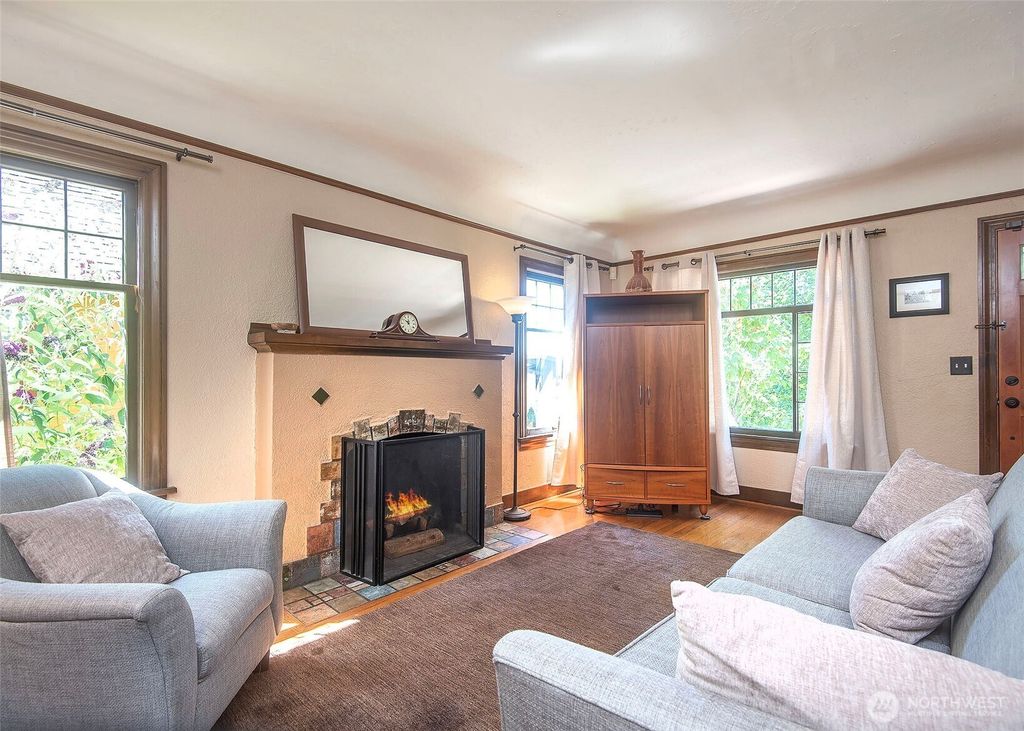Photo of 7534 Brooklyn Avenue NE, Seattle, WA 98115 (MLS # 2405115)