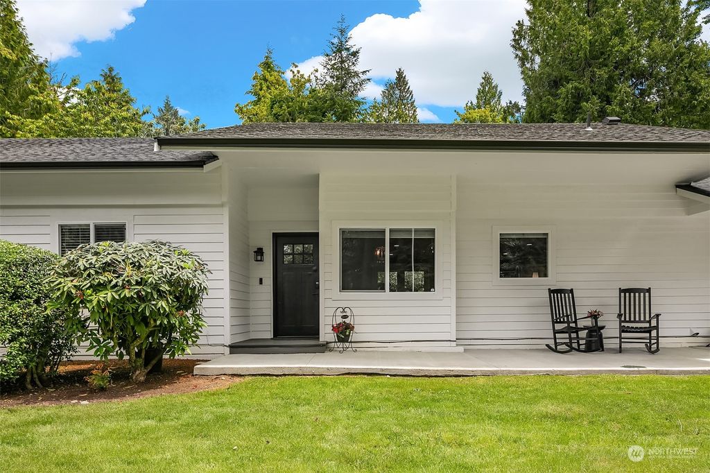 Photo of 18208 E Spring Lake Drive SE, Renton, WA 98058 (MLS # 2252994)
