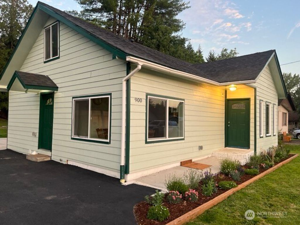Photo of 900 SE 1st Street, Winlock, WA 98596 (MLS # 2558833)