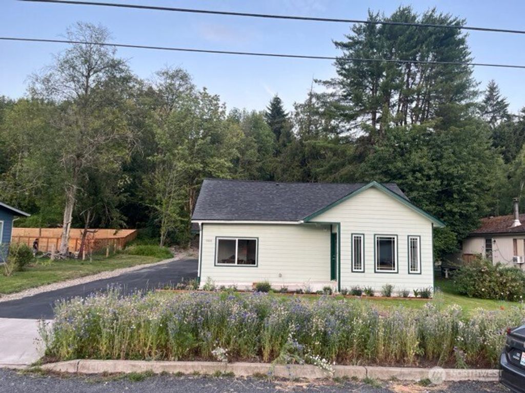 Photo of 900 SE 1st Street, Winlock, WA 98596 (MLS # 2558833)
