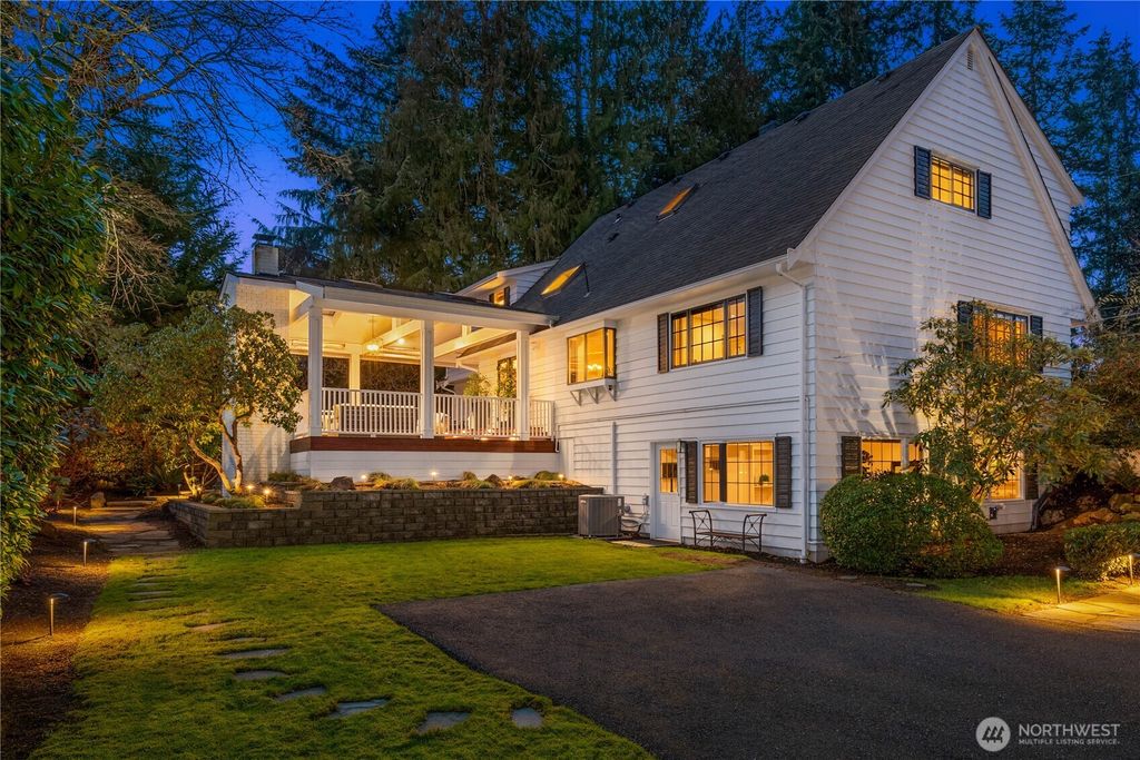 Photo of 8829 SE 60th Street, Mercer Island, WA 98040 (MLS # 2335404)