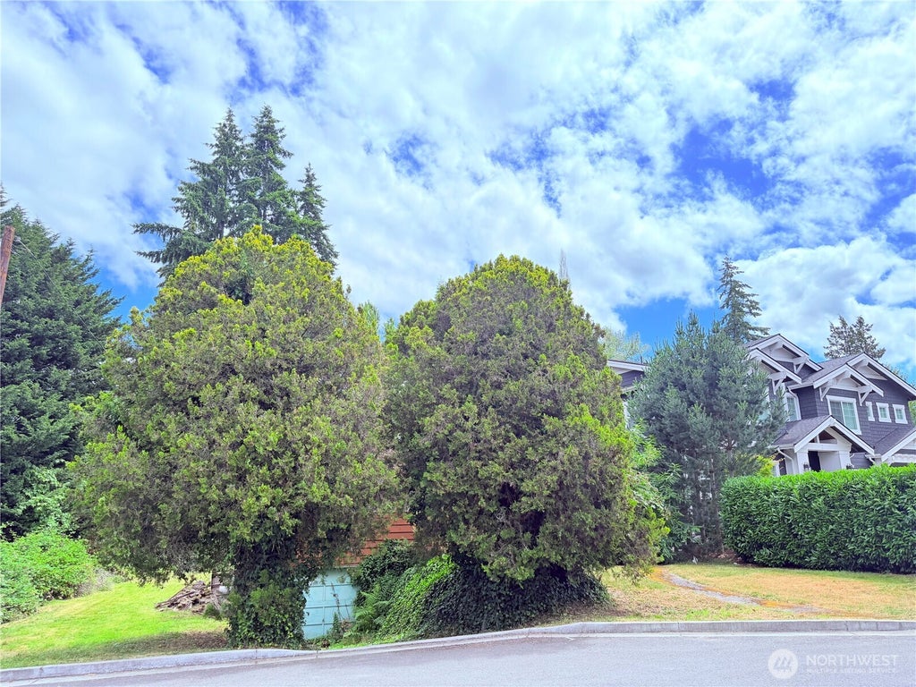 Photo of 1520 102nd Avenue NE, Bellevue, WA 98004 (MLS # 2549865)