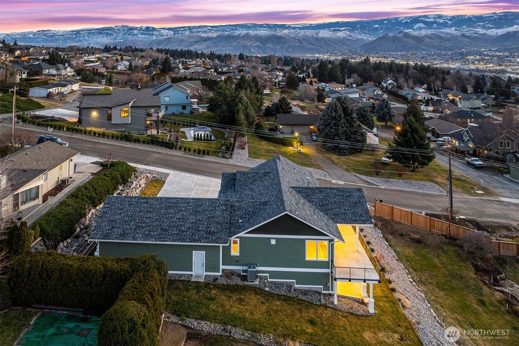 Photo of 327 23rd Street, East Wenatchee, WA 98802 (MLS # 2465627)