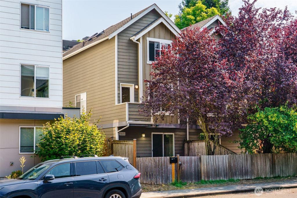 Photo of 5260 Brooklyn Avenue NE, Seattle, WA 98105 (MLS # 2521444)