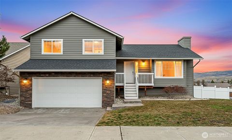 Photo of 576 Saddle Rock Loop, East Wenatchee, WA 98802 (MLS # 2456202)