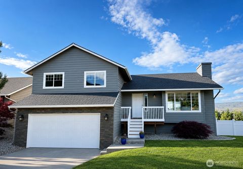 Photo of 576 Saddle Rock Loop, Wenatchee, WA 98801 (MLS # 2456202)