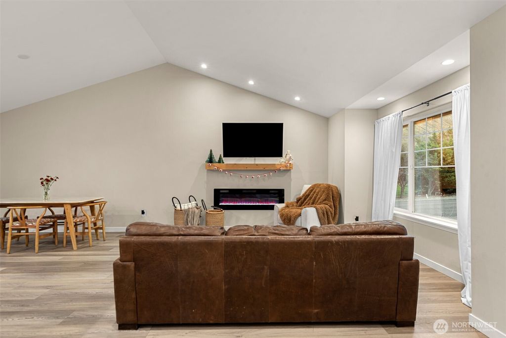 Photo of 576 Saddle Rock Loop, East Wenatchee, WA 98802 (MLS # 2456202)