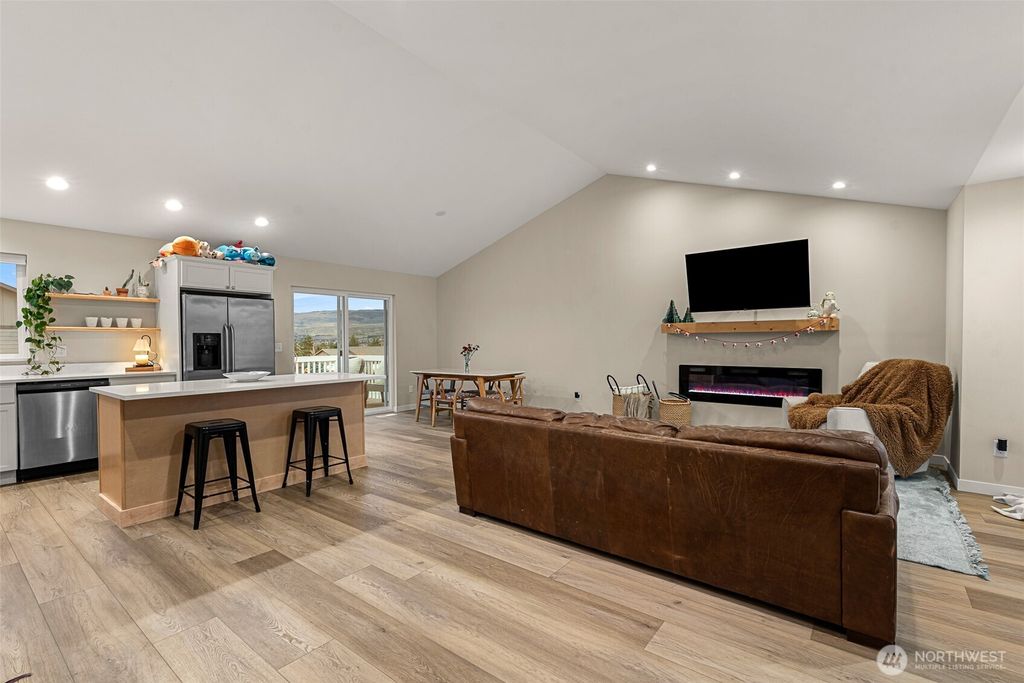 Photo of 576 Saddle Rock Loop, East Wenatchee, WA 98802 (MLS # 2456202)