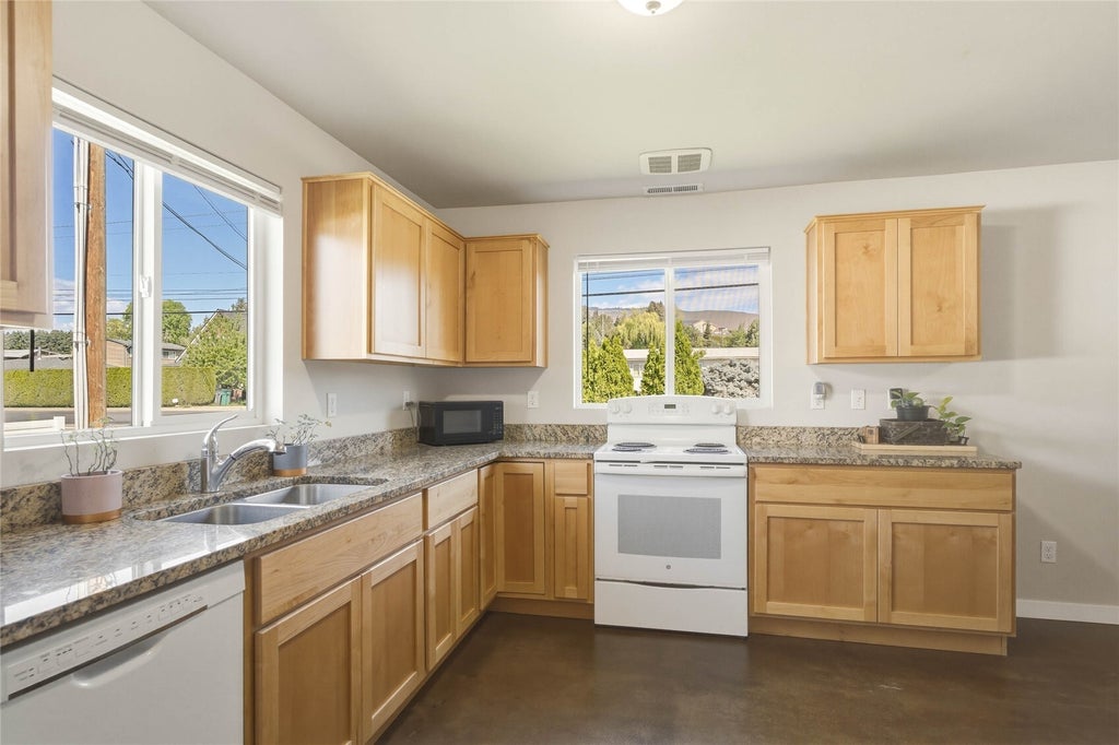 Photo of 25 Sun Valley Drive, Wenatchee, WA 98801 (MLS # 2596128)