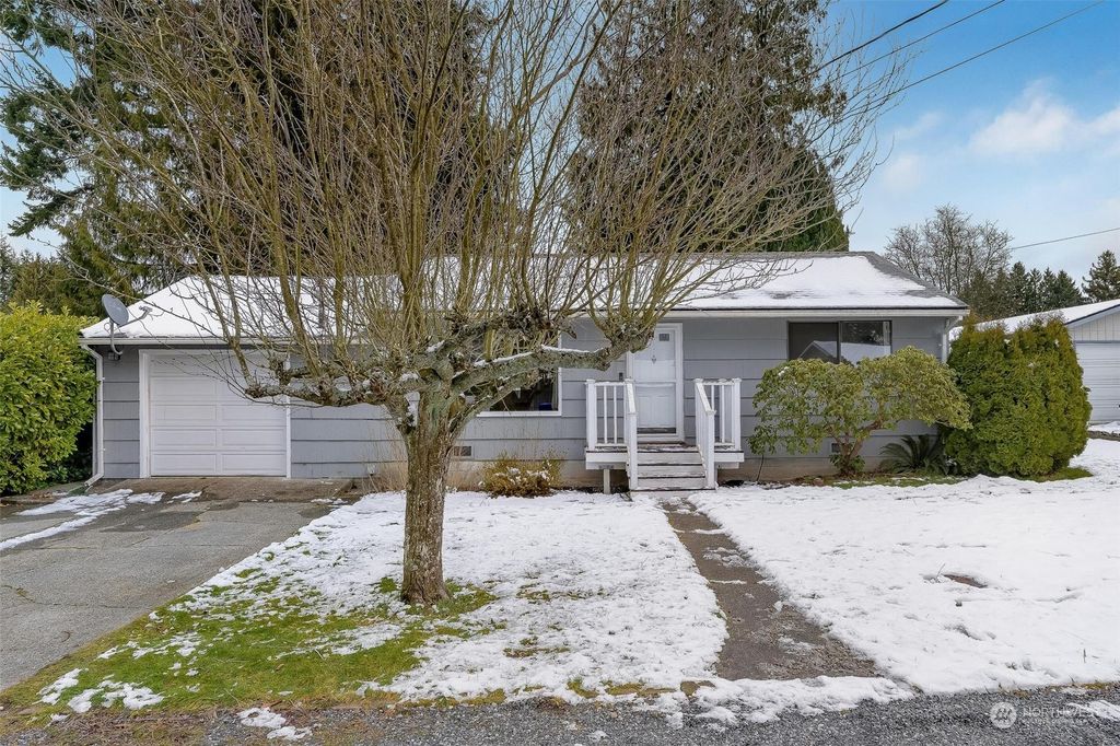 Photo of 6109 W Magnolia Avenue, Everett, WA 98203 (MLS # 2330673)