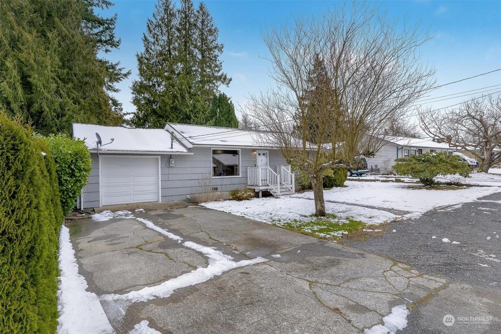 Photo of 6109 W Magnolia Avenue, Everett, WA 98203 (MLS # 2330673)