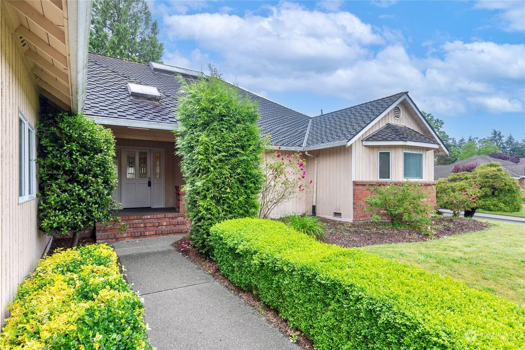 Photo of 527 SW 331st Street, Federal Way, WA 98023 (MLS # 2247656)