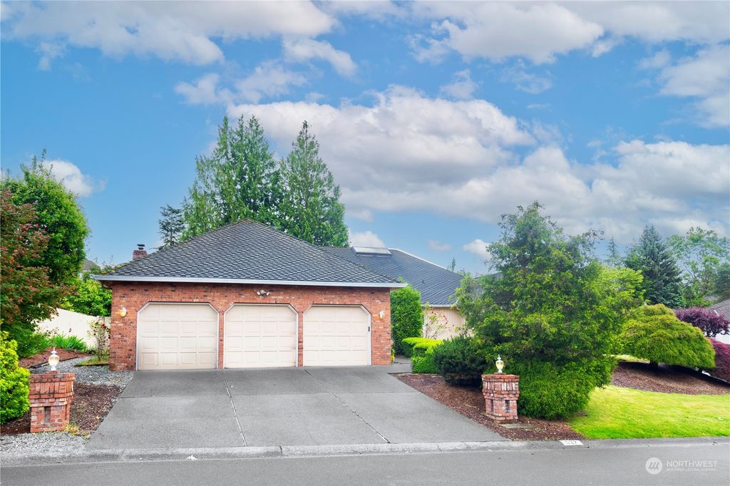 Photo of 527 SW 331st Street, Federal Way, WA 98023 (MLS # 2247656)