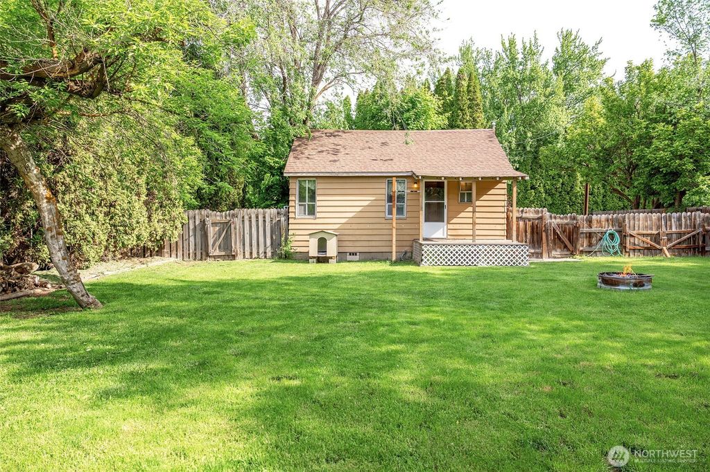 Photo of 208 W Second Avenue, Kittitas, WA 98934 (MLS # 2525612)