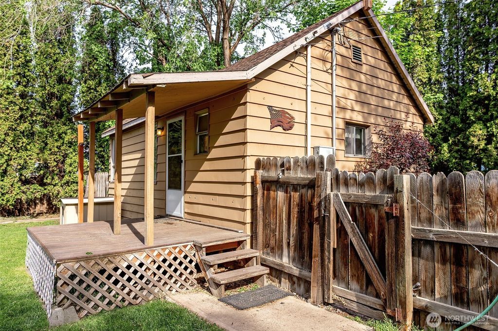 Photo of 208 W Second Avenue, Kittitas, WA 98934 (MLS # 2525612)