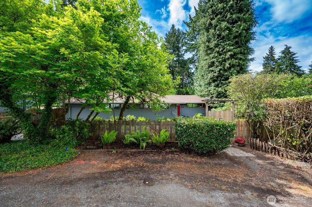 Photo of 1529 NE 107th Street, Seattle, WA 98125 (MLS # 2522006)
