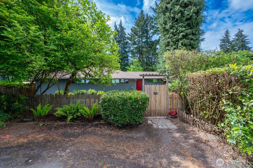Photo of 1529 NE 107th Street, Seattle, WA 98125 (MLS # 2522006)