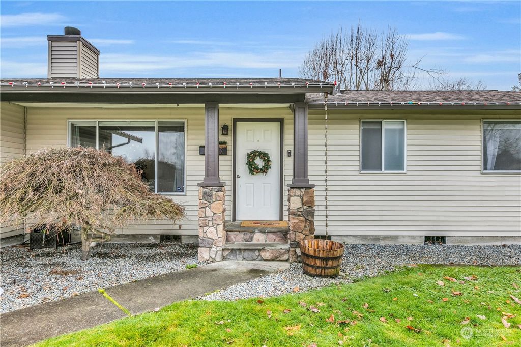 Photo of 14329 SE 258th Place, Kent, WA 98042 (MLS # 2184763)