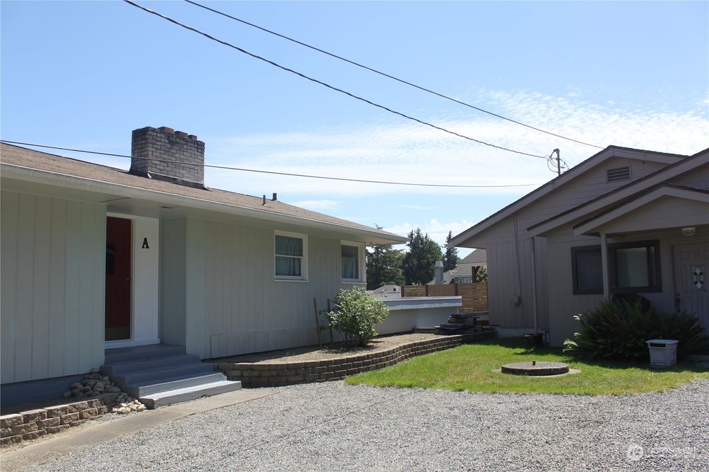 Photo of 17229 NE 40th Street, Redmond, WA 98052 (MLS # 2074033)
