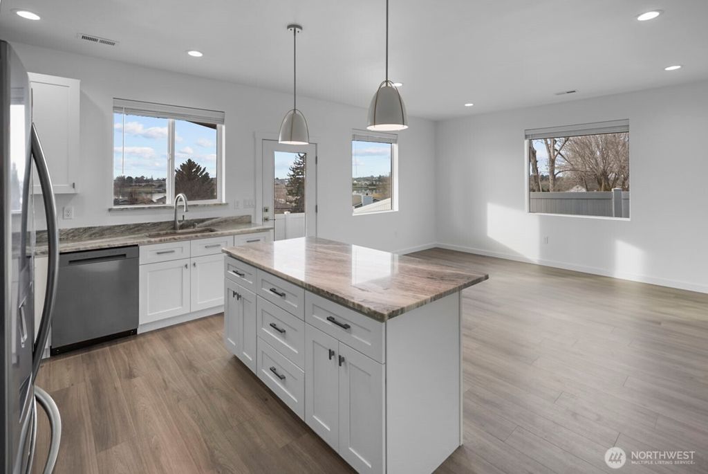 Photo of 1122 W Ashley Way, Moses Lake, WA 98837 (MLS # 2477413)