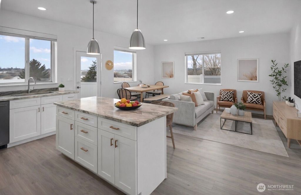 Photo of 1122 W Ashley Way, Moses Lake, WA 98837 (MLS # 2477413)