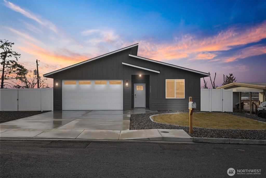 Photo of 1122 W Ashley Way, Moses Lake, WA 98837 (MLS # 2477413)