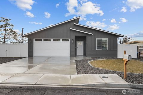 Photo of 1122 W Ashley Way, Moses Lake, WA 98837 (MLS # 2477413)