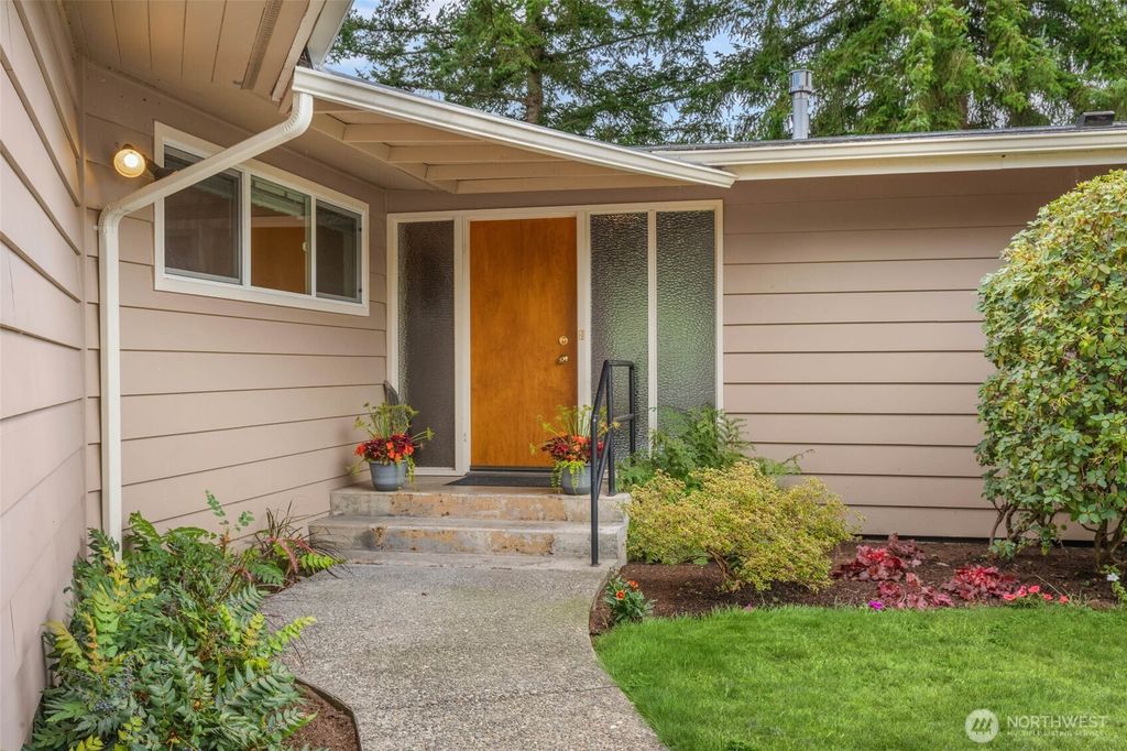 Photo of 618 RIVERVIEW Drive, Monroe, WA 98272 (MLS # 2419462)