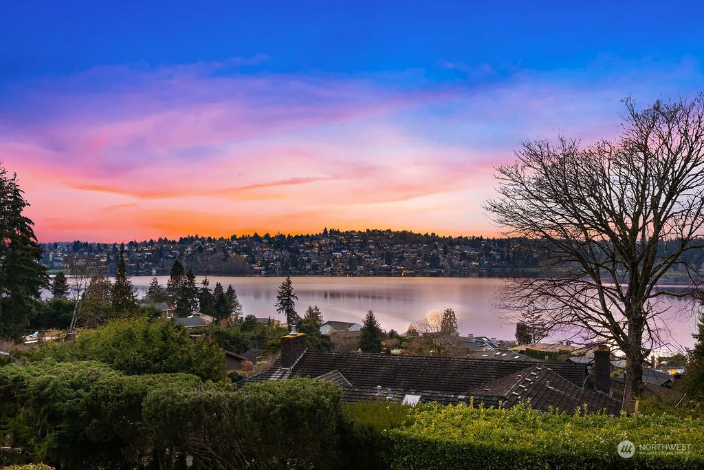 Photo of 7560 SE 71st Street, Mercer Island, WA 98040 (MLS # 2052612)