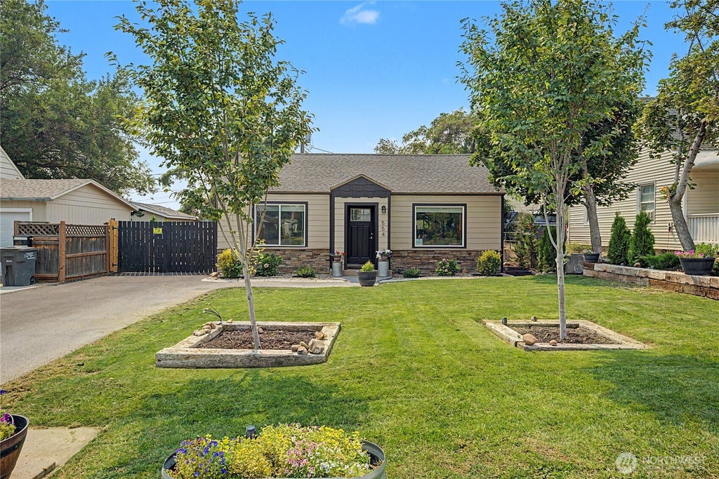 Photo of 554 SW 3rd Avenue, Ephrata, WA 98823 (MLS # 2568195)