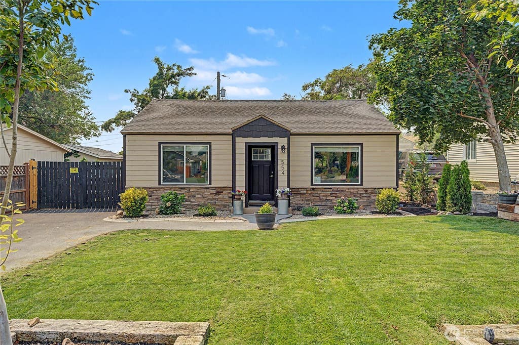 Photo of 554 SW 3rd Avenue, Ephrata, WA 98823 (MLS # 2568195)