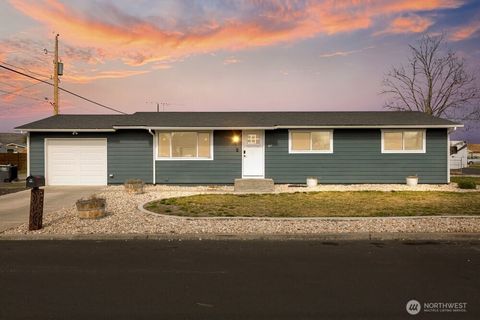 Photo of 911 1ST Ave NE, Ephrata, WA 98823 (MLS # 2490502)