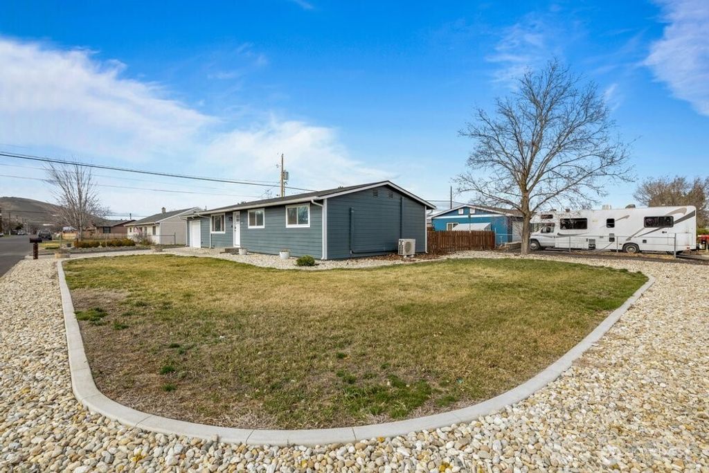 Photo of 911 1ST Ave NE, Ephrata, WA 98823 (MLS # 2490502)