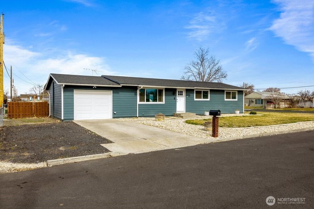 Photo of 911 1ST Ave NE, Ephrata, WA 98823 (MLS # 2490502)