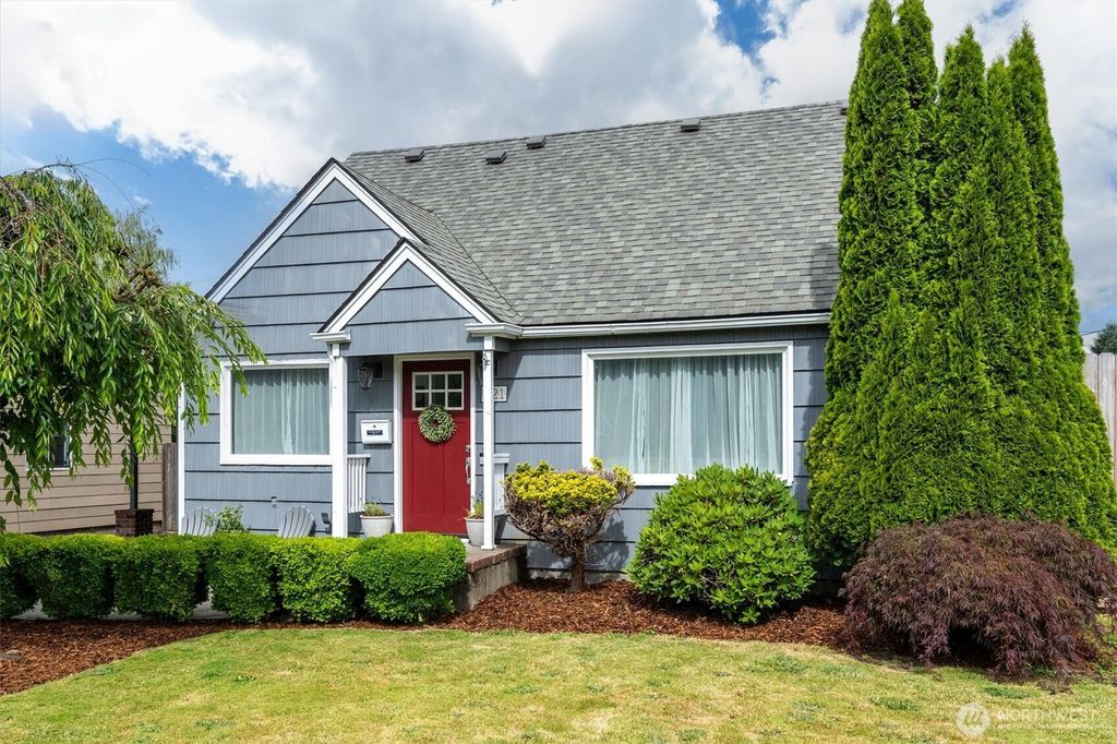 Photo of 621 27th Avenue, Longview, WA 98632 (MLS # 2531399)