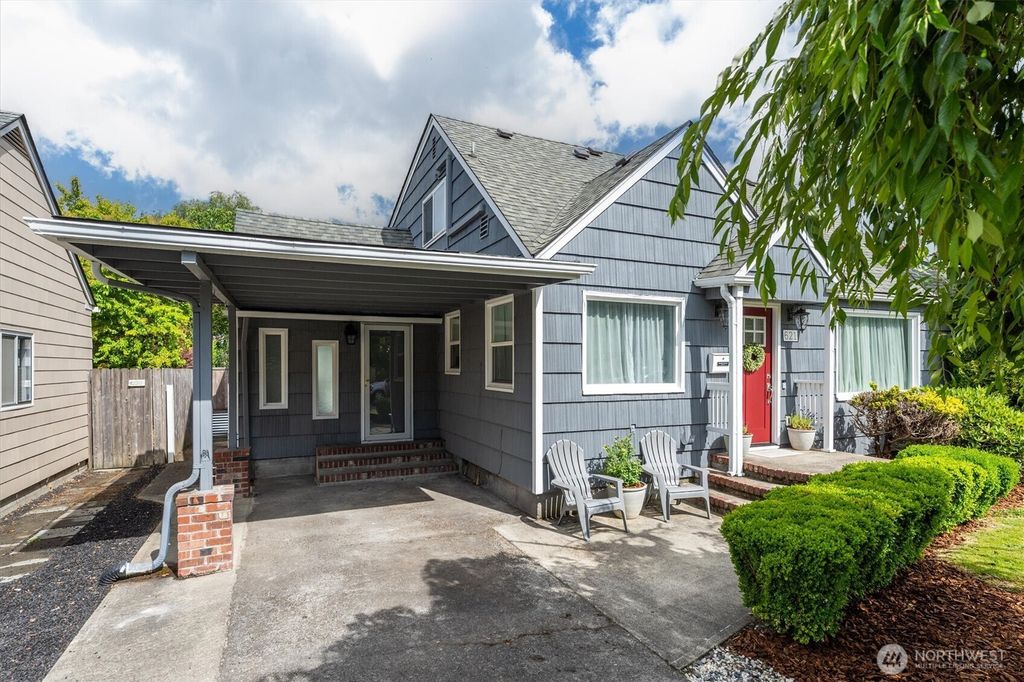 Photo of 621 27th Avenue, Longview, WA 98632 (MLS # 2531399)