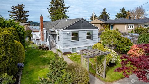 Photo of 2010 9th Street, Anacortes, WA 98221 (MLS # 2506805)